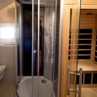 Badezimmer mit Erlebnisdusche und Infrarotsauna